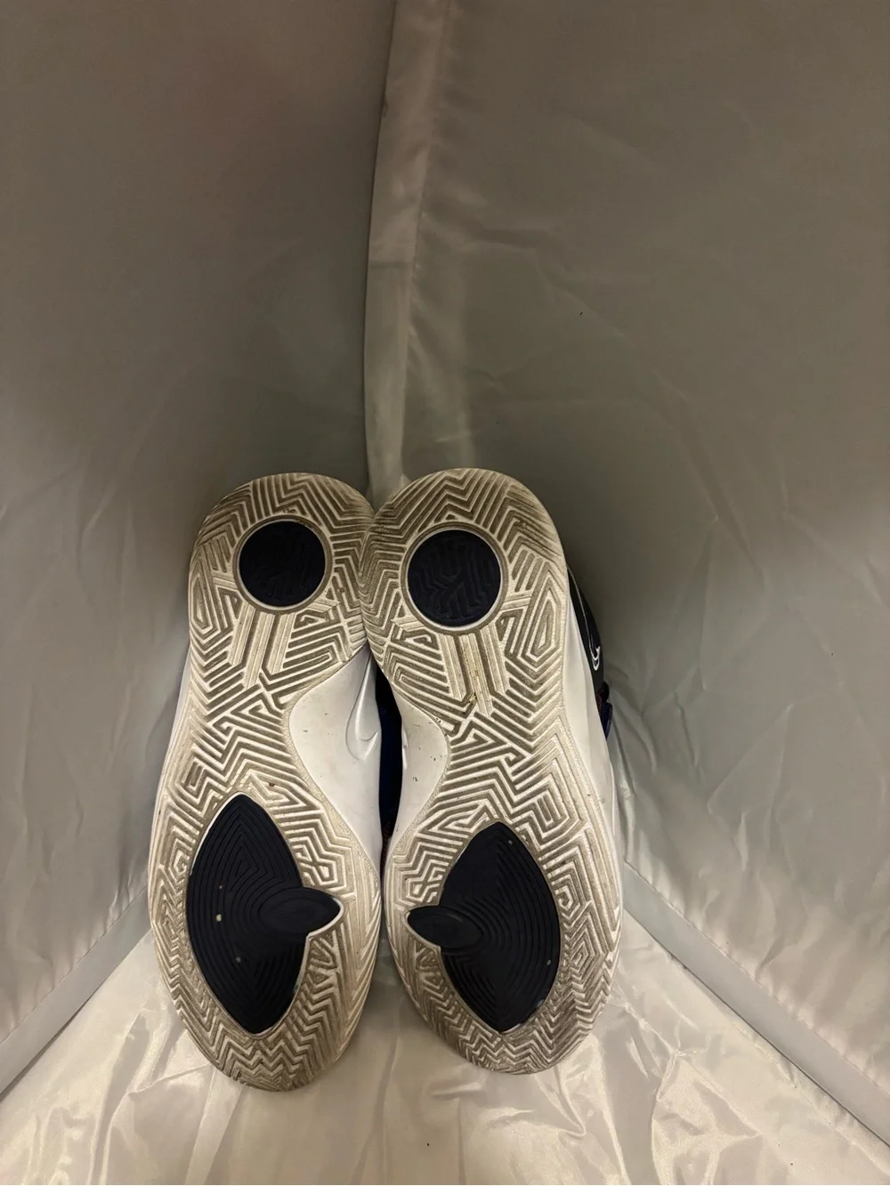 Nike Kids Kyrie flytrap size 4.5